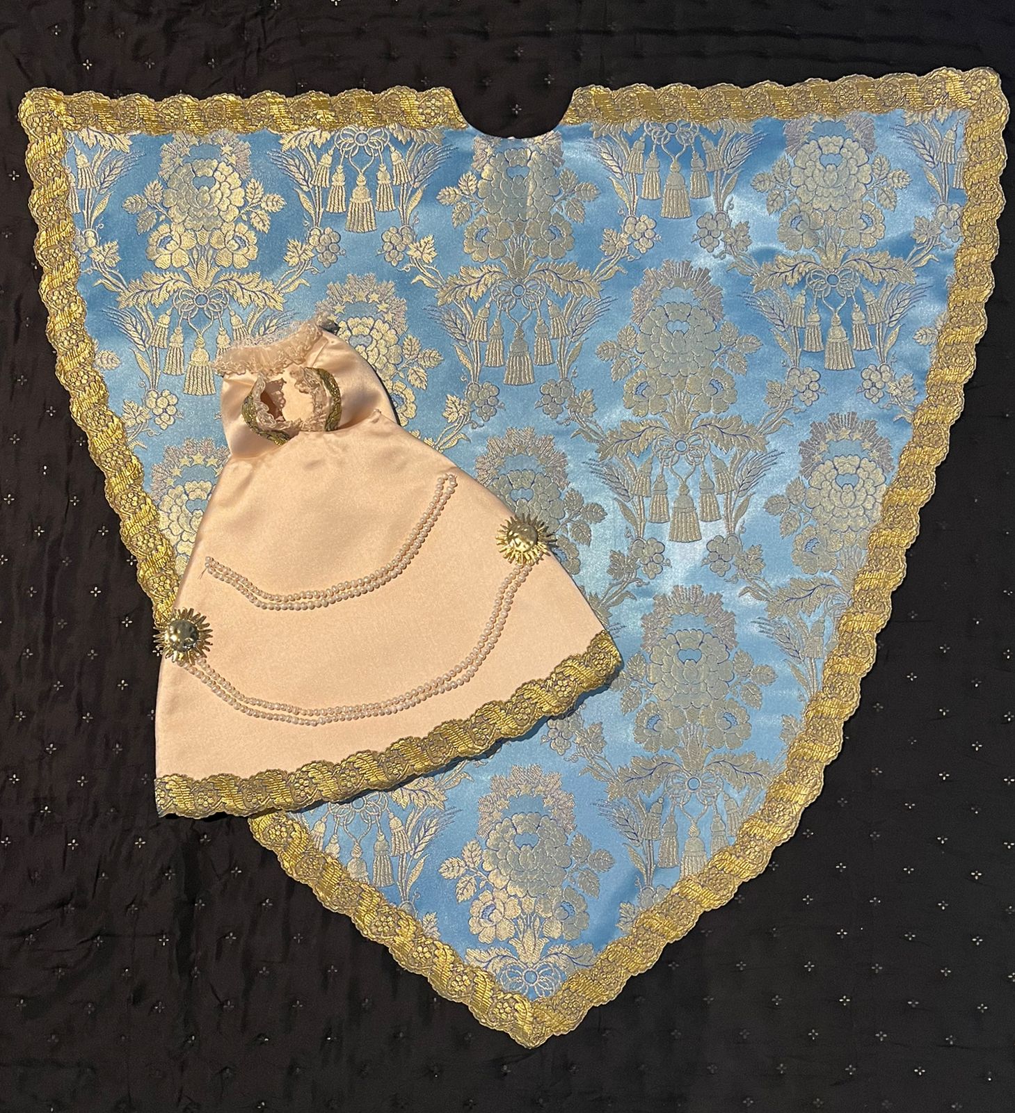 Vestido de la Virgen, elaborado en brocado color azul cielo.